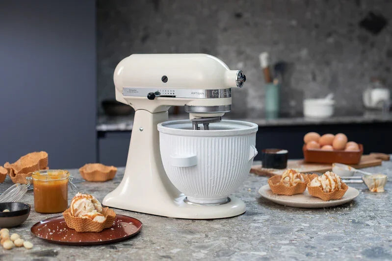 KitchenAid 4,8 L 5KSM175 Artisan Küchenmaschine Pastrylover mit Kunststofffleischwolf+Spritzgebäckvorsatz und Patisserie Buch